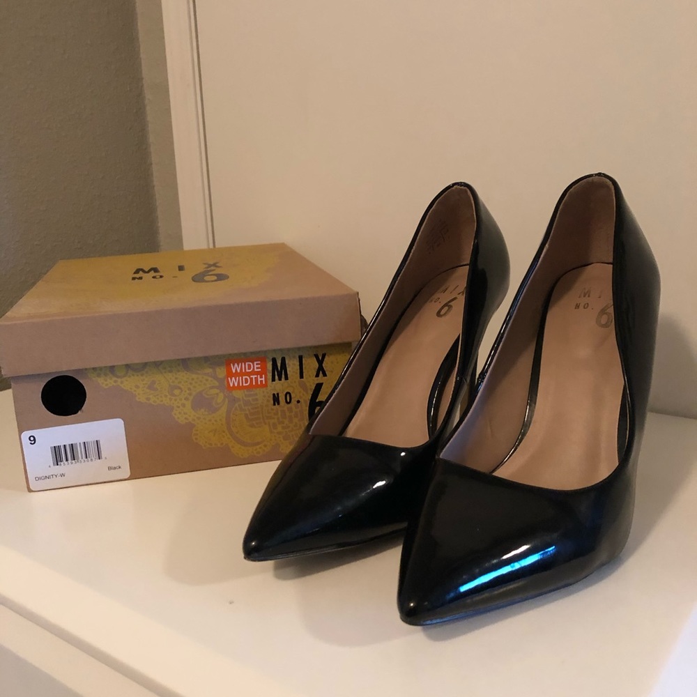 Black patent leather DSW pumps size 9W
